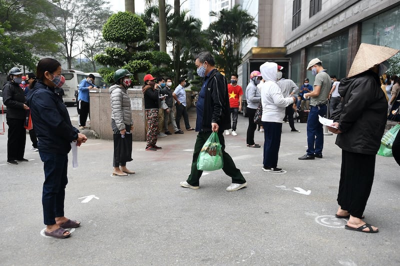 Hình minh hoạ. Người dân đứng cách xa nhau khi xếp hàng tại một chợ ở Hà Nội hôm 16/4/2020