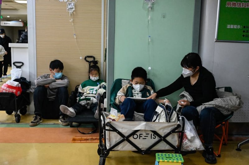 Children, many of whom apparently contracted respiratory illnesses since mid-October, receive a drip at a hospital in Beijing, Nov. 23, 2023. (Jade Gao/AFP)