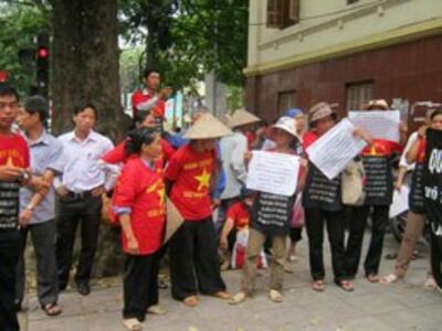 Sáng nay, 22.5.2013, hàng trăm bà con Văn Giang, cùng dân oan các tỉnh An Giang, Long An, Thanh Hóa, Nam Định đang biểu tình tại Trụ sở tiếp dân của Đảng và Nhà nước tại số 1 Ngô Thì Nhậm, Hà Đông, HN. Blog nguyenxuandien