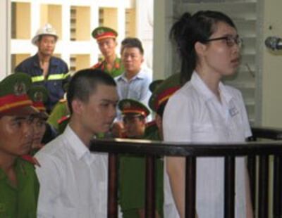 Nguyễn Phương Uyên và Nguyễn Đình Kha tại phiên tòa sơ thẩm Tòa Án Long An hôm 16/5/2013. AFP photo 