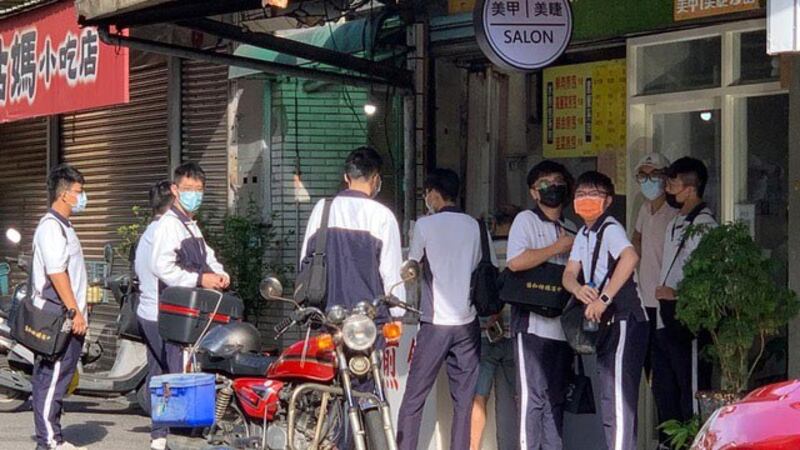 台北市17日照常上课，高中生买早餐仍有群聚风险。(记者 黄春梅摄)