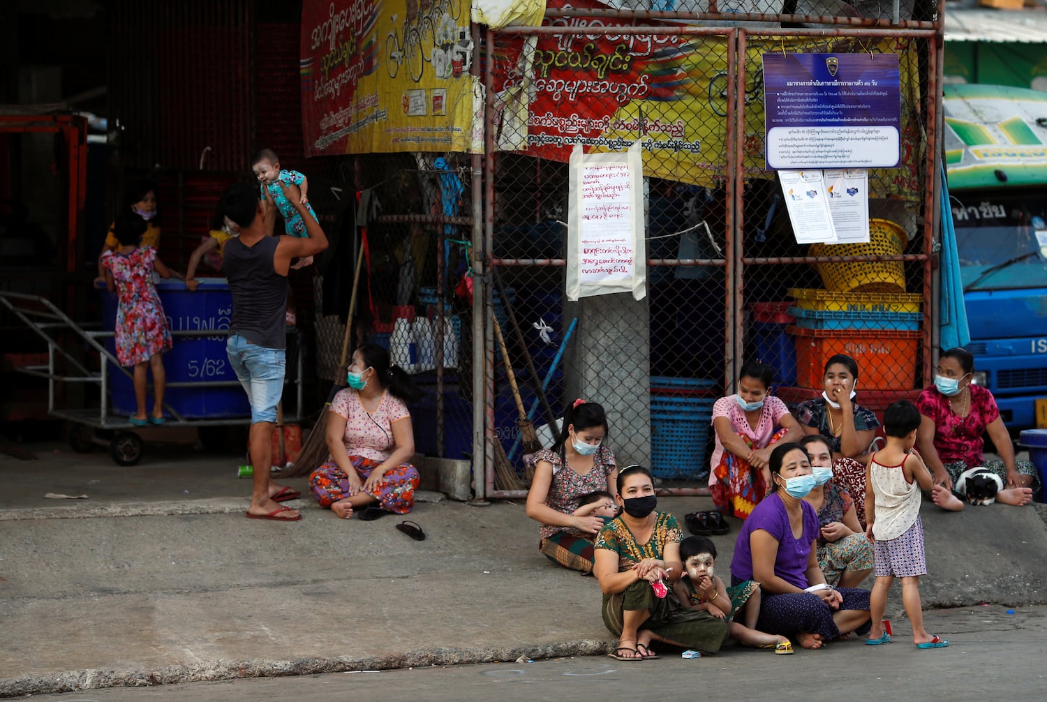 Familien von Wanderarbeitern aus Myanmar verbringen ihre Zeit unter Barrikadensperre bei Samut Sakhon Shrimp in Samut Sakhon, Thailand, 26. Januar 2021.