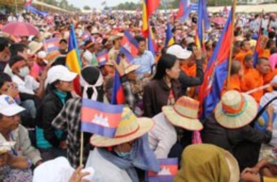 Cộng đồng Khmer Krom ở Campuchia cầm cờ Liên minh Khmer Kampuchia-Krom tham gia biểu tình với phe đổi lập ngày 23/10/2013. (Photos by: Quốc Việt/RFA)