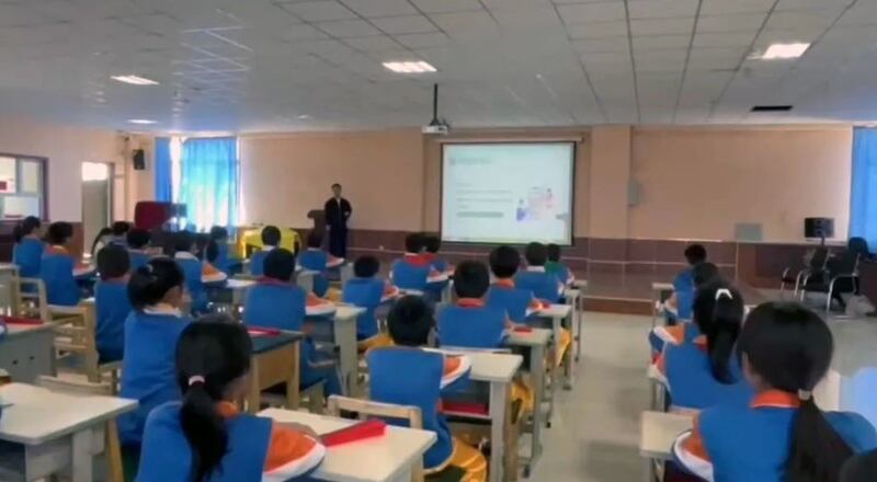 乌鲁木齐市达坂城区委网信办在该区西沟乡小学，对学生进行“互联网不是法外之地”宣传。(网络图片/古亭提供)