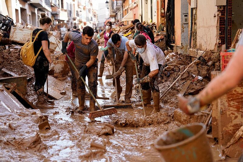 西班牙遭受罕见的暴雨侵袭，洪灾冲毁数以万计的家园，灾害治理与应变成了关注焦点。（路透社）