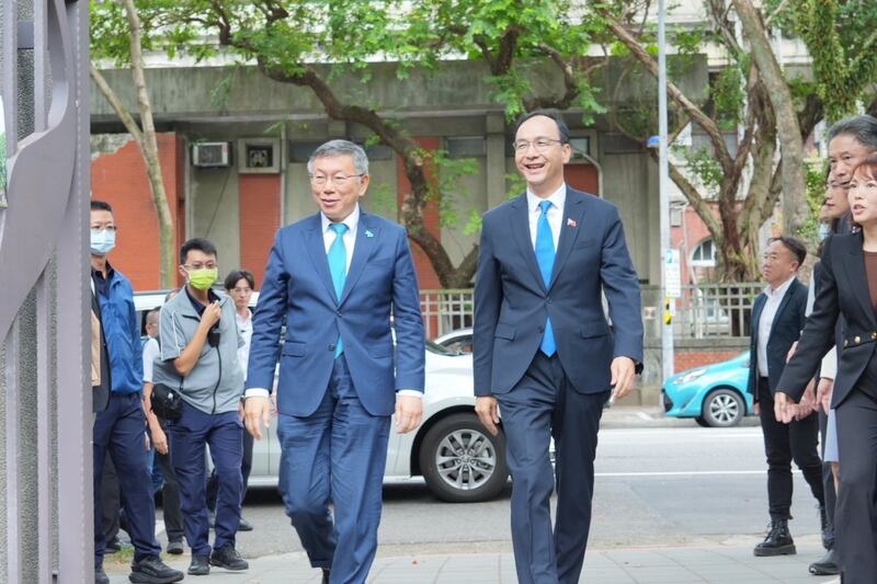 10月30日，台湾民众党主席柯文哲（左）和中国国民党主席朱立伦（右）举行政党协商会议，商讨2024总统和立委选举“蓝白合”的可能性。（台湾民众党提供）