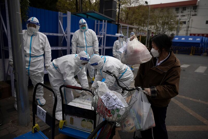 中国各大城市被封控，导致居民物质匮乏，次生灾难丛生。（路透社图片）