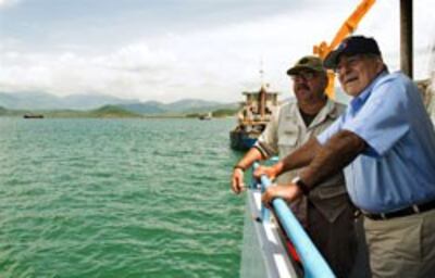 Bộ trưởng Quốc phòng Hoa Kỳ Leon Panetta thăm cảng Cam Ranh tháng 6/2012. AFP photo