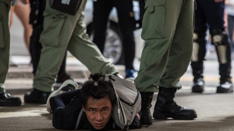 七月一日香港人上街抗议国安法，一名男子遭港警压制在地。(法新社)