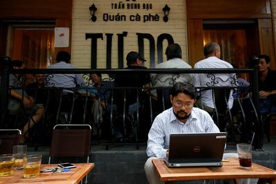 Minh họa: Nhà hoạt động Anh Chí truy cập internet tại quán cà phê Tự Do (Freedom) ở Hà Nội.