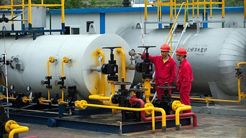 Workers examine drilling facilities in the Fuling work zone at a branch company of Sinopec, China's largest oil refiner, in southwestern China's Chongqing, Apr. 21, 2014.