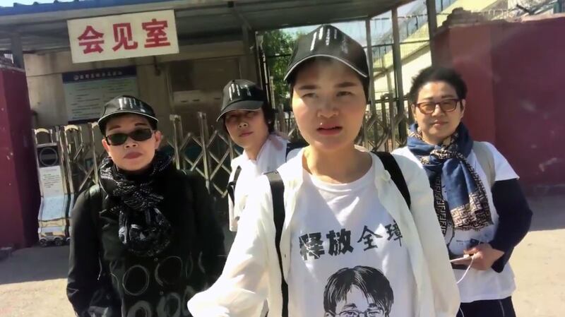 2019年5月20日，709被捕律师王全璋的妻子李文足，到山东临沂监狱要求会见王全璋，被狱方以会见室升级改造为由拒绝。（视频截图/李文足@709liwenzu） 