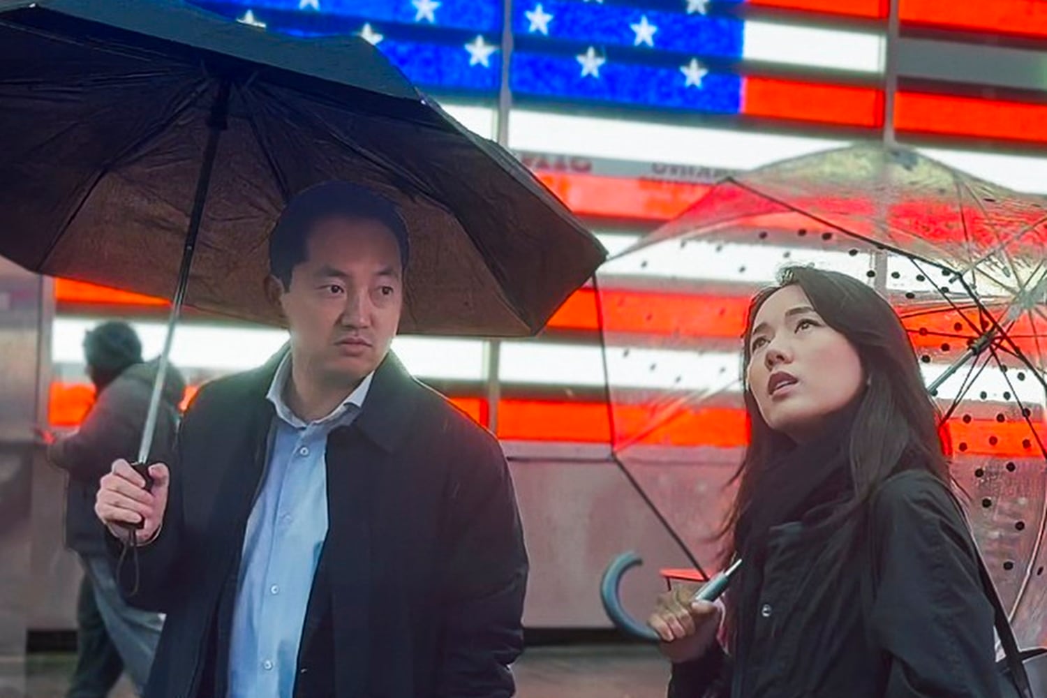 Los hermanos Lee Hyunseung y Lee Seohyun, quienes huyeron de Corea del Norte, visitan Times Square en marzo de 2024.