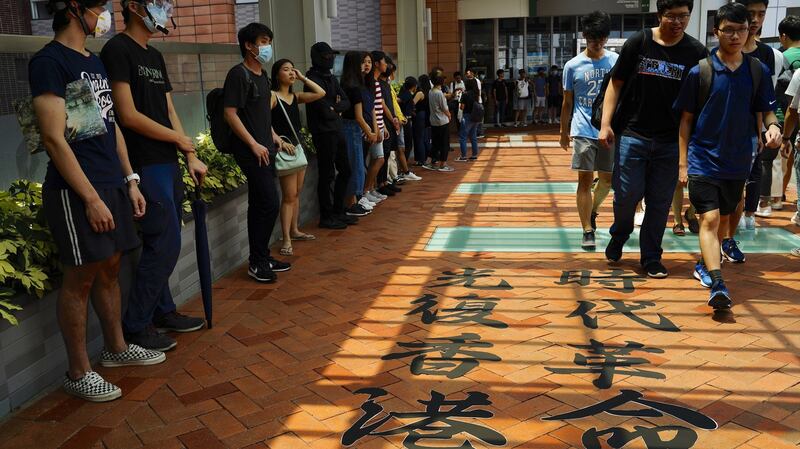 2019年9月9日，香港抗议者在地上写下“光复香港，时代革命”的抗议标语。（美联社）