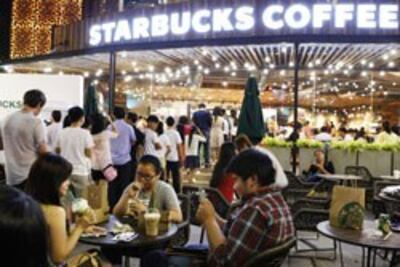 Giới trẻ VN thưởng thức cà phê Starbucks ở Sài Gòn. AFP photo