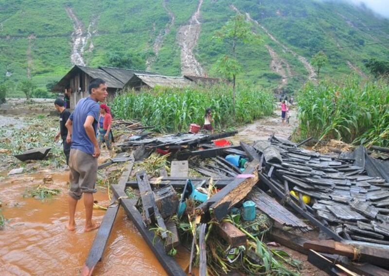 Hình chụp hôm 25/6/2018: một người đàn ông đang đứng nhìn đống đổ nát từ căn nhà của mình do lũ ở tỉnh Hà Giang.