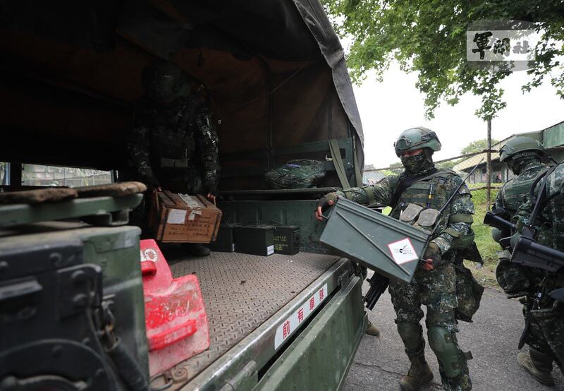 台湾国军汉光38号实兵演习登场，机步333旅结合实战场景实施“战备装载”，官兵依建制进行机动前整备，待命出击。（台湾国防部军闻社提供）