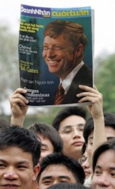 Sinh viên trường đại học bách khoa Hà Nội nâng cao tờ báo có hình "Thần Tượng Bill Gates" trong dịp ông đến thăm trường hôm 15-6-2006.AFP