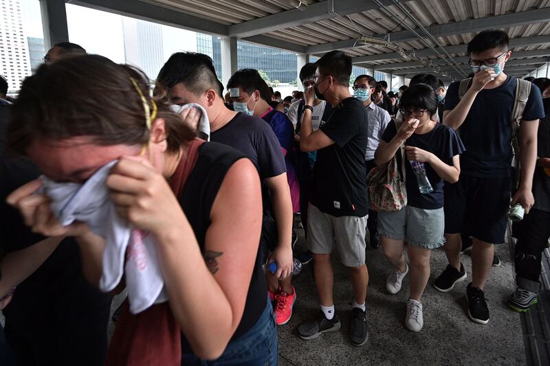 2019年6月12日，香港市民反《逃犯条例》示威活动中，警察向示威者发射催泪弹，部分市民受伤。（法新社）