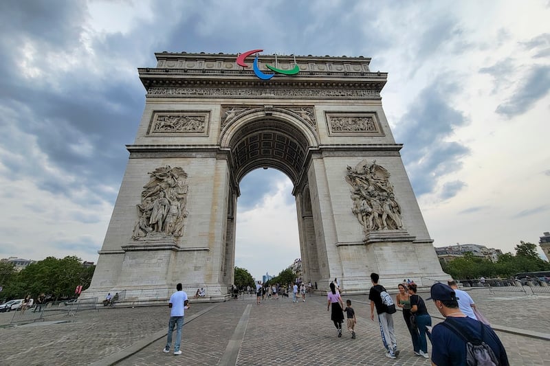 The 2024 Paris Olympics logo is displayed on the Arc de Triomphe, July 24, 2024. (RFA)