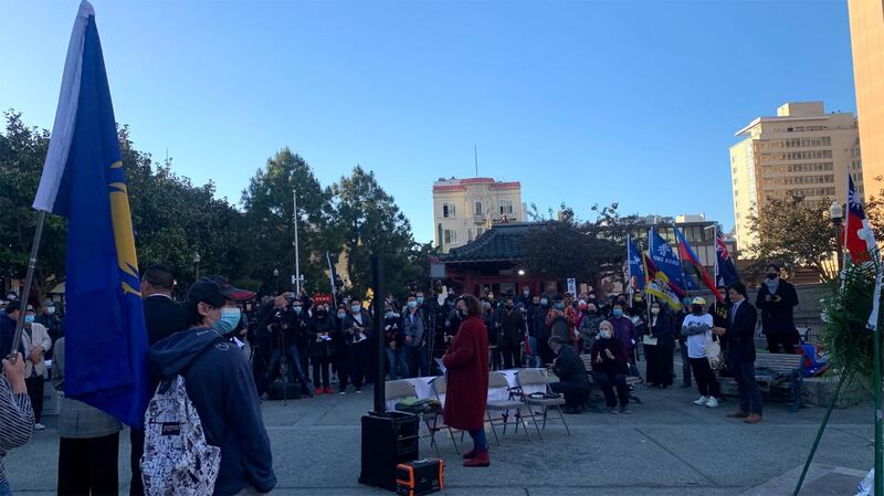 2021年6月3日，社会各界、各族裔人士身着深色服装，聚集在旧金山唐人街花园角广场，举行了纪念六四事件32周年演讲及悼念集会。（孙诚拍摄/独家首发）