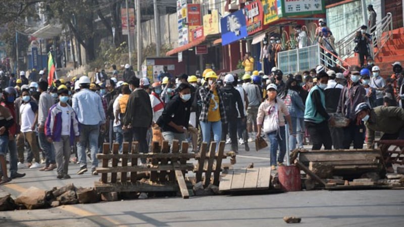 myanmar-protesters-street-barriers-lashio-shan-mar1-2021.jpg