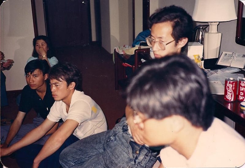 1989年5月29日，香港学联代表在北京饭店与北京学生领袖见面磋商。着黑色上衣者为王丹。（六四档案图）