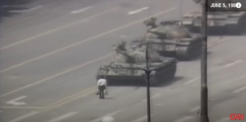 慌了手脚的中共官员们，太晚想到要切断 (Man vs. tank in Tiananmen square 1989)