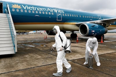 Tiền hành khử trùng máy bay của Vietnam Airlines sau khi có hành khách xét nghiệm dương tín với COVID-19