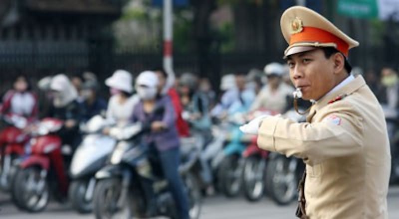 Cảnh sát giao thông tại Hà Nội, ảnh minh họa chụp trước đây. AFP PHOTO.