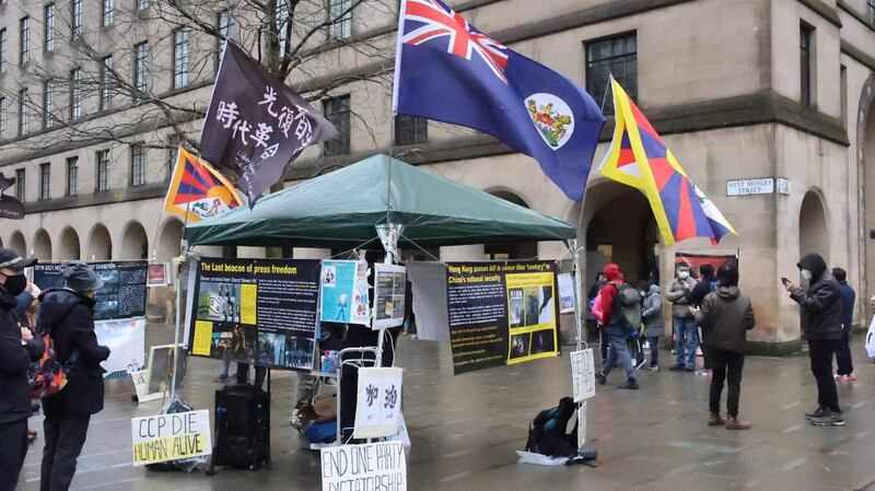 曼彻斯特(Manchester)的港人集会大致秩序良好，到尾段集会人士和两名中国女子发生冲突。(《和你报》Luci提供)