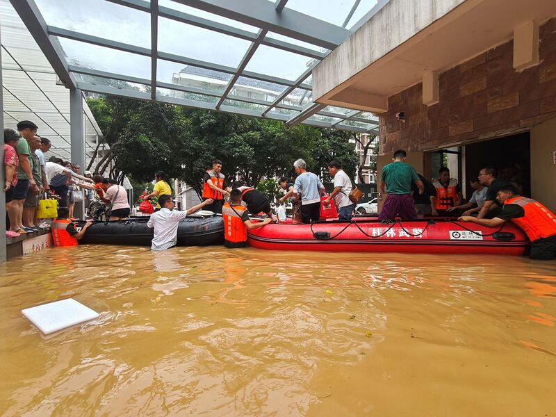 2024年6月20日，广西桂林暴雨导致医院被淹，武警协助转移滞留人员。（路透社）