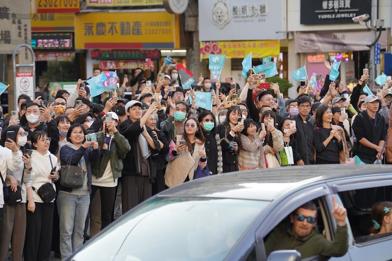 台湾民众党总统候选人柯文哲的支持者，年轻面容多，不少是厌恶了蓝绿，把希望寄托于很可能打倒蓝绿高墙的那个人。（柯文哲竞选总部提供）