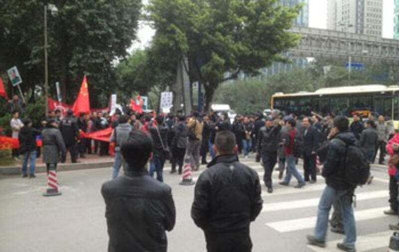 Pro-government and anti-censorship protesters rally outside the Southern Weekend newspaper's offices in Guangzhou on Jan. 9, 2012. Photo courtesy of protester Xiao Biao.