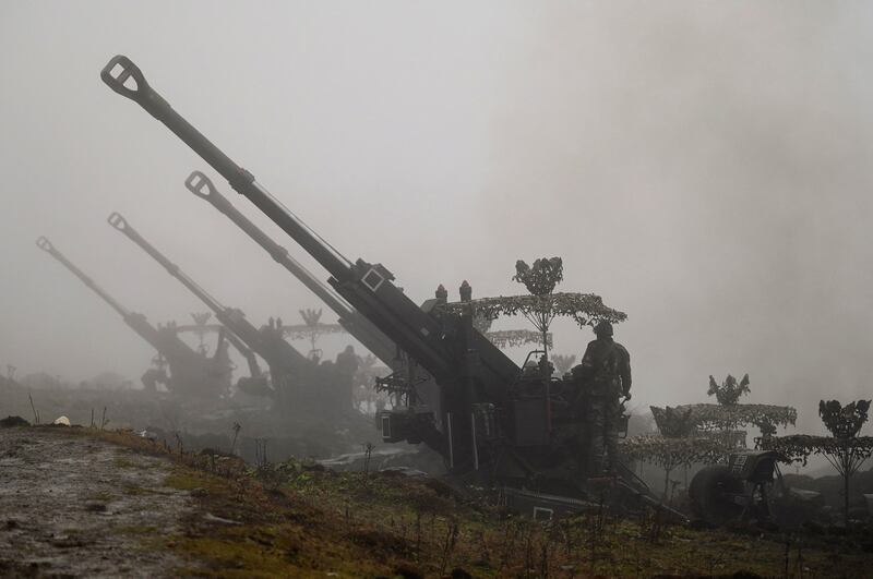 Indian Army soldiers stand next to Bofors guns positioned at Penga Teng Tso ahead of Tawang, near the Line of Actual Control (LAC), neighboring China, in India's Arunachal Pradesh state on Oct. 20, 2021. Credit: AFP