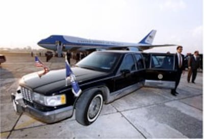 Chiếc Air Force One và xe limousine của Tổng thống Hoa Kỳ- U.S. Government photo 