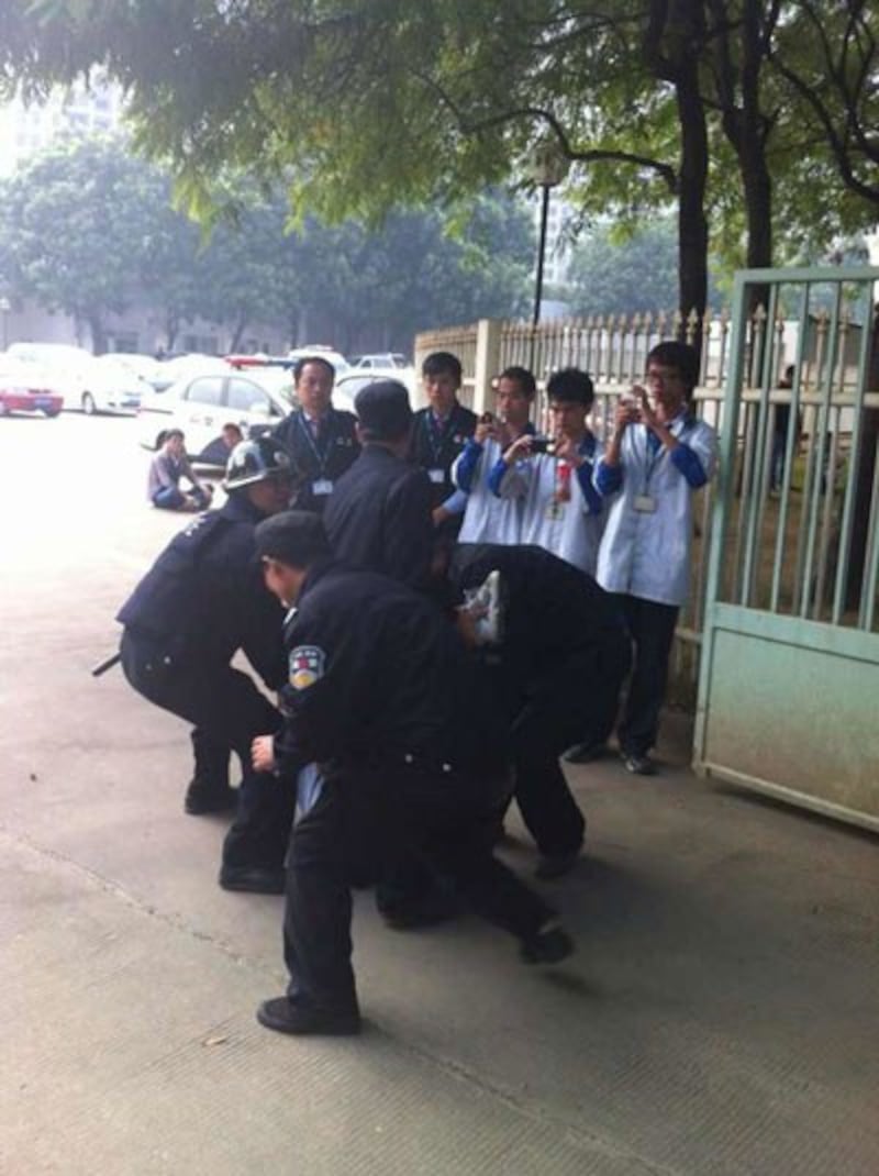 Police detain a worker at the Nokia factory in Dongguan, Nov. 20, 2013. Credit: RFA listener