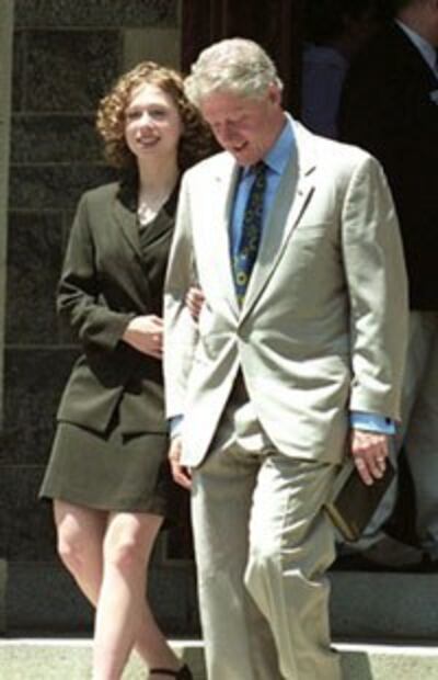 Cựu Tổng thống Hoa Kỳ Bill Clinton cùng con gái Chelsea trong ngày Father's Day. AFP photo.