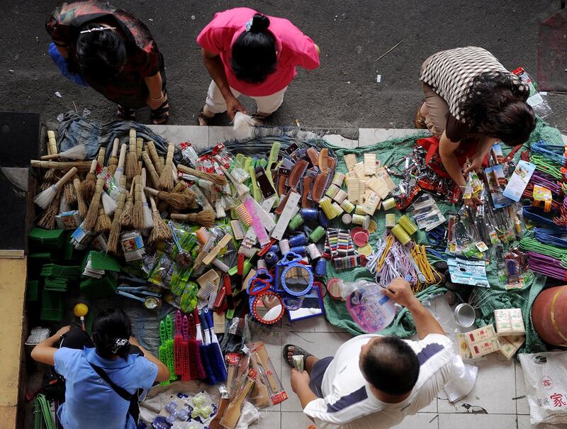 一场贸易战加上瘟疫，中国重启三十年前的“地摊经济”。商户舍弃商场而摆地摊，显示居民消费能力正大幅下降。（法新社图片）