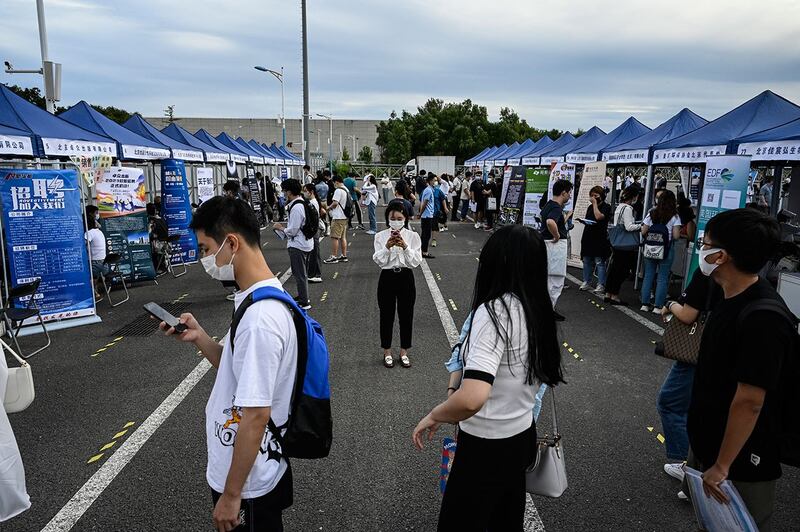 参加北京一场招聘会的中国年轻人（法新社图片）