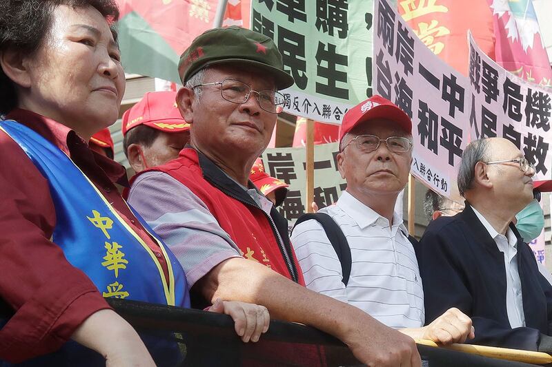 2023年5月3日，台湾举行国防工业论坛。台湾人民共产党主席林德旺（左二）出席台北国际会议中心外的抗议活动。 （美联社）