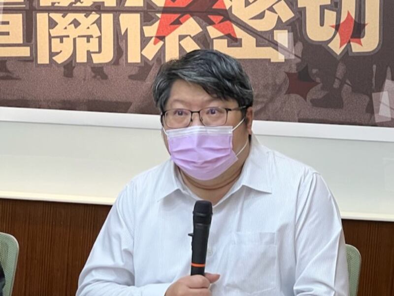 经济民主连合智库召集人赖中强呼吁台湾政府驳回潘杰贤收购台苹。(记者 黄春梅摄)