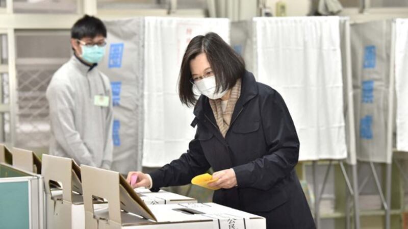 蔡英文参加公投投票（AFP PHOTO / Taiwan Democratic Progressive Party）