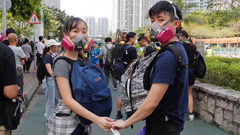 参加2019年8月5日民众抗议的香港年轻人（美联社）