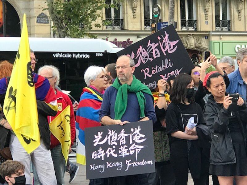 28号是香港雨伞运动争取真普选5周年纪念，持续4个月“反送中”抗争的香港人在全球举行各种集会活动反中共极权并纪念“佔中”，“居法港人撑香港”组织以及支持香港民主的各团体也在巴黎圣米歇尔广场上集会。（记者蔡凌）