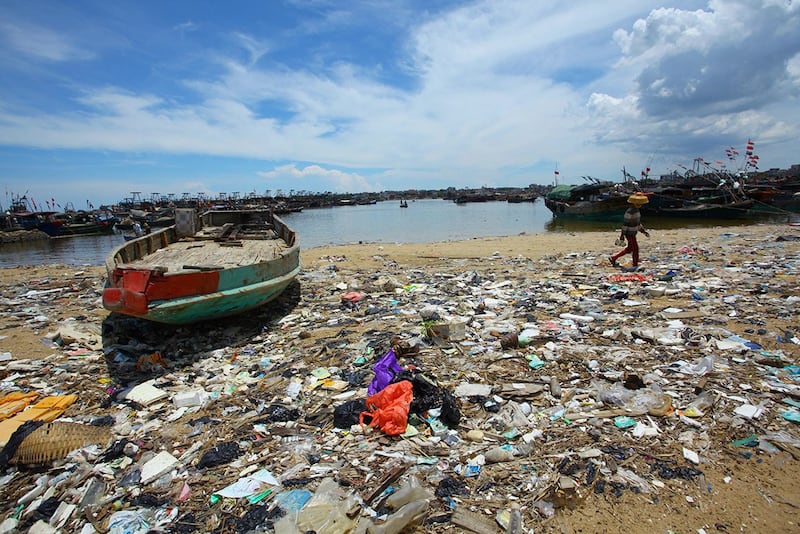 南海的海洋废弃物问题日益严峻，图为海南岛的港湾堆满各式生活垃圾。（法新社）