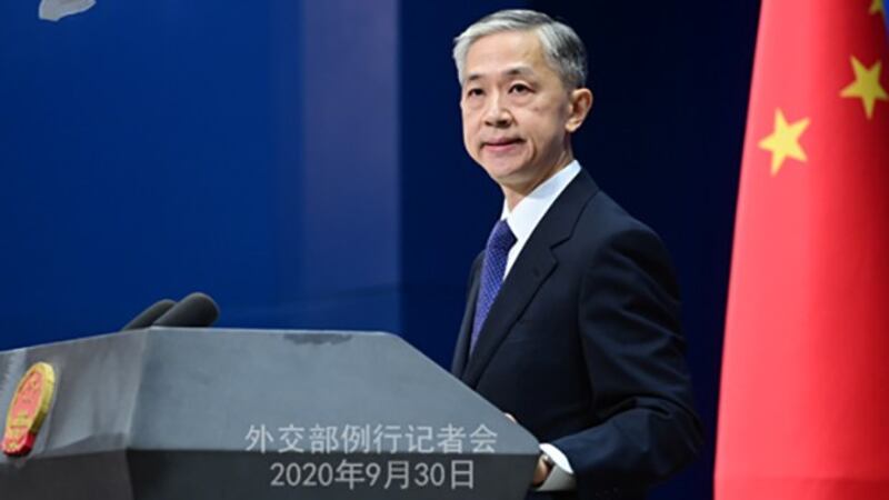 中国外交部发言人汪文斌在2020年9月30日举行的例行记者会上谈美国总统候选人的首场电视辩论（中国外交部网站）