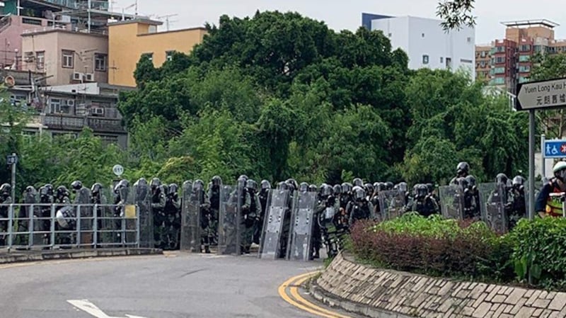 2019年7月27日，泰瑞·李在元朗参加街头抗争时拍摄的防暴警察阵线。（泰瑞·李提供，独家首发）