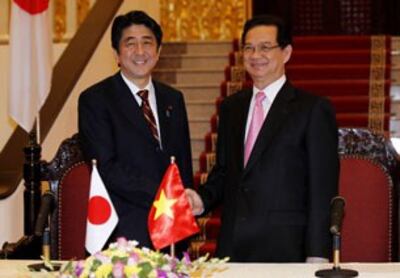 Thủ tướng Nhật Bản Shinzo Abe (trái) bắt tay với Thủ tướng Việt Nam Nguyễn Tấn Dũng trong một cuộc họp báo chung được tổ chức tại Hà Nội vào ngày 16 tháng 1 năm 2013. AFP photo.