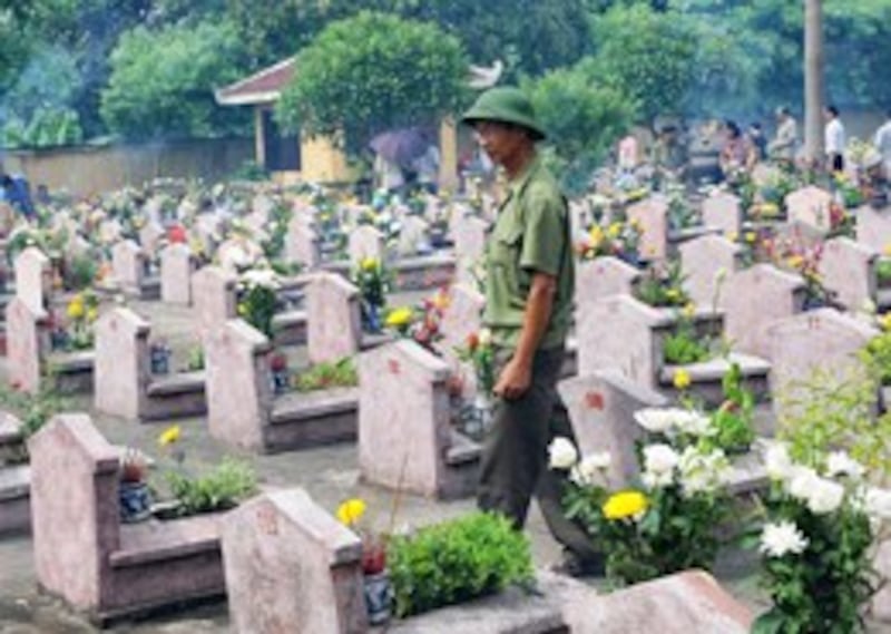 Một trong những nghĩa trang ở ngoại thành Hà Nội ngày thương binh liệt sĩ 27 tháng 7, 2012. AFP